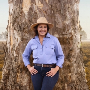 Image of Lisa Miller posing in front of a large tree in the counrty.